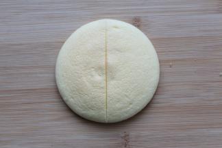 做好的蛋糕在正面中间切一刀，但不切