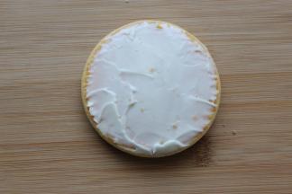 然后再把蛋糕翻过来，在表面涂上沙拉酱