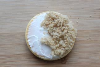 最后在蛋糕2分之1处放上准备好的肉松