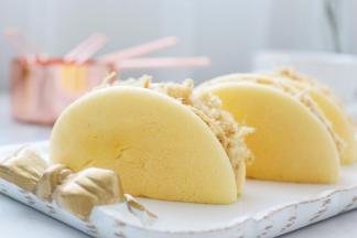 这样做好后的蛋糕合起来就成了一个完美的肉松元宝蛋糕了