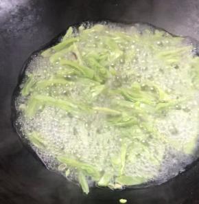 扁豆摘洗干净后，切成丝放入开水锅中