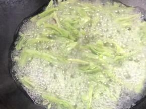 扁豆摘洗干净后，切成丝放入开水锅中