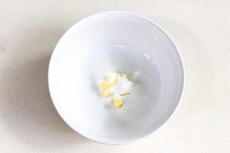 黄油切块软化后加糖粉，用刮刀拌匀。