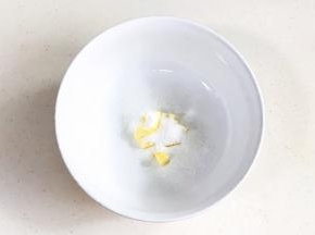 黄油切块软化后加糖粉，用刮刀拌匀。