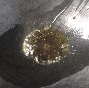 起锅放入适量食用油