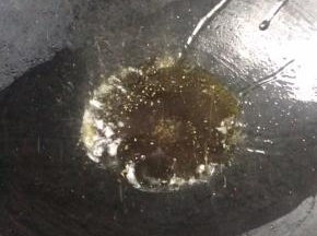 起锅放入适量食用油