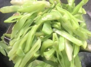 煮至9分熟，捞出沥水备用