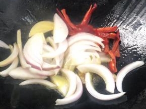 就着油锅，放入洋葱丝和红椒丝，炒匀