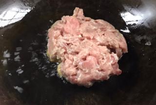 油温6成热时，下入腌制好的猪瘦肉