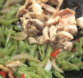 加入瘦肉，翻炒片刻至入味，即可出锅