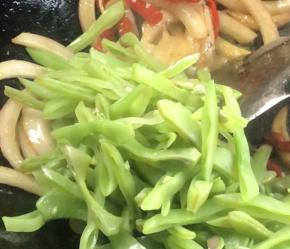 加入扁豆，翻炒均匀