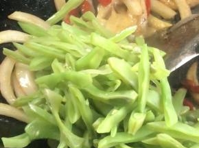 加入扁豆，翻炒均匀