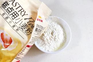 把低筋面粉、玉米淀粉、糖粉、奶粉和泡打粉混合。