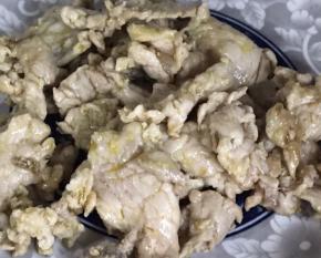 炒至变色，捞出沥油备用