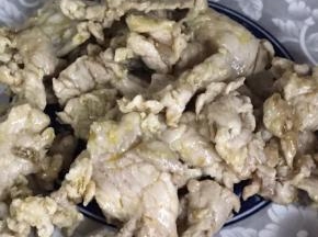 炒至变色，捞出沥油备用