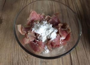 猪瘦肉洗净后切片，加入料酒和淀粉抓匀，腌制10分钟