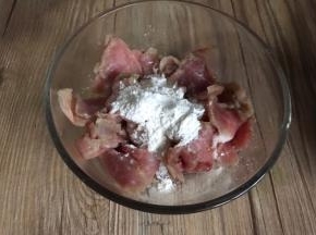 猪瘦肉洗净后切片，加入料酒和淀粉抓匀，腌制10分钟