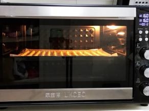 入预热好的烤箱中，上下火160度，烤12分钟，温度和时间依各自烤箱情况调整，最后3分钟注意观察小馒头表面上色情况，烤至表面微黄即可出炉。
