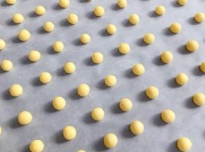 分成若干个小剂子，挨个搓圆放入垫有油纸的烤盘上，比黄豆粒稍微大一点，约1～2克均可。