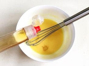 倒入蜂蜜搅拌均匀。