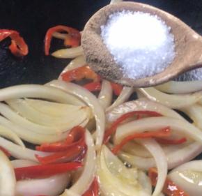 加入盐和胡椒粉，炒匀至入味