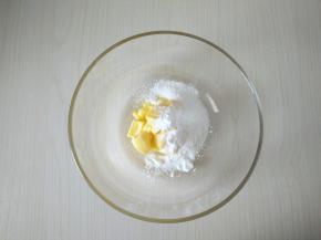 黄油室温软化加入糖粉。