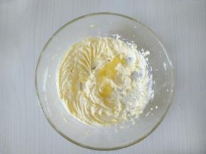 分多次加入全蛋液搅拌均匀。