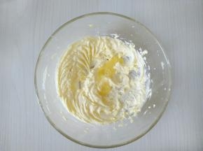 分多次加入全蛋液搅拌均匀。