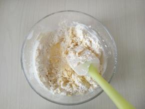 用切拌和压拌的方法混合成面团。