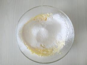 筛入低筋面粉。