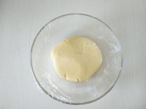 盖上保鲜膜放入冰箱冷藏一小时。