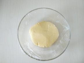 盖上保鲜膜放入冰箱冷藏一小时。