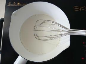 牛奶加入细砂糖小火加热微微冒泡，离火。