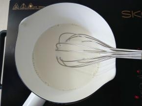 牛奶加入细砂糖小火加热微微冒泡，离火。