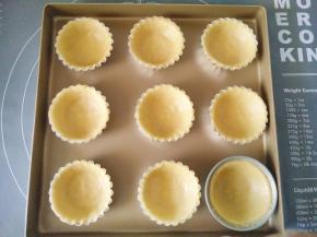 放入蛋挞模整形。