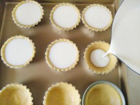 倒入蛋挞液8～9分满。