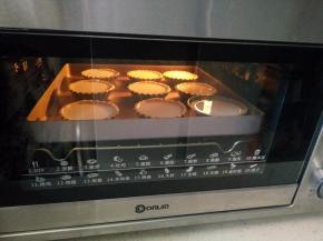 放入预热好的烤箱，上火160度下火170度，烘烤18-20分左右。