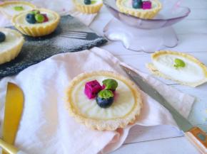 装饰适量水果即可。