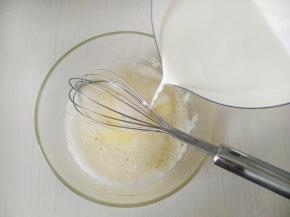 蛋清打散，一边倒入温热的牛奶一边不停搅拌。