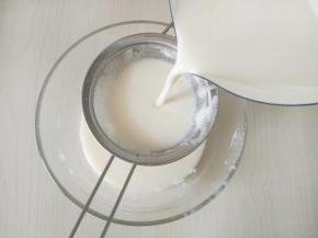 过筛两遍去除气泡和没打匀的蛋筋。