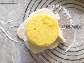 放上一片蛋糕片，包起来，捏紧封口即可