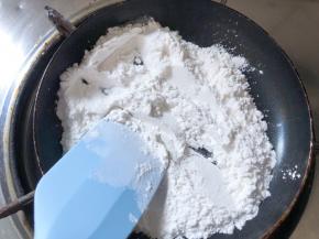 糯米粉炒熟备用做手粉