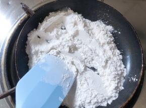 糯米粉炒熟备用做手粉