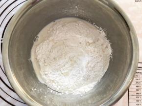 除黄油以外全部材料混合搅拌均匀