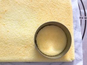 出炉撕掉油纸放烤网上晾凉，冷却后用4寸慕斯模具压出蛋糕胚