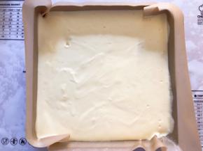 倒入烤盘中，轻震两下震出气泡，