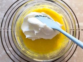 分三分之一蛋白到蛋黄糊中翻拌均匀