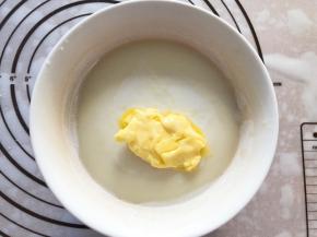 趁热加入黄油拌匀