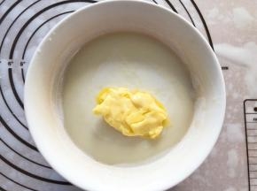 趁热加入黄油拌匀