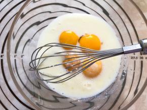 加入鸡蛋搅拌均匀